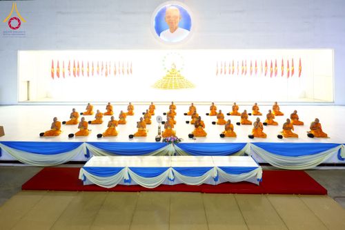 ภาพ No.223295:วันวิสาขบูชา วันอาทิตย์ที่ 11 พฤษภาคม พ.ศ. 2568 พิธีตักบาตร และปฎิบัติธรรม ณ สภาธรรมกายสากล วัดพระธรรมกาย