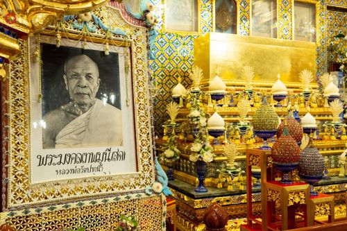 ภาพ No.201254:พระธรรมยาตราปฏิบัติธรรม และถ่ายภาพหมู่ประวัติศาสตร์ ณ อาคารธรรมยาตรา กตัญญูบูชามหาปูชนียาจารย์  ตรงข้ามวัดปากน้ำภาษีเจริญ จ.กรุงเทพมหานคร ในโครงการธรรมยาตรา กตัญญูบูชา มหาปูชนียาจารย์ พระมงคลเทพมุนี(สด จนฺทสโร) พระผู้ปราบมาร อนุสรณ์สถาน 7 แห่ง ปีที่ 13