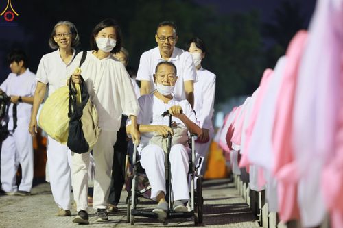 ภาพ No.110197:พิธีตักบาตรพระธรรมยาตราฯ ในโครงการธรรมยาตรากตัญญูบูชา มหาปูชนียาจารย์ พระมงคลเทพมุนี(สด จนฺทสโร) พระผู้ปราบมาร ปีที่ 12 ณ อนุสรณ์สถานลำดับที่ 2 สถานที่ตั้งมโนปณิธานบวชตลอดชีวิต อนุสรณ์สถานบางนางแท่น จ.นครปฐม วันที่ 11 มกราคม พ.ศ. 2567