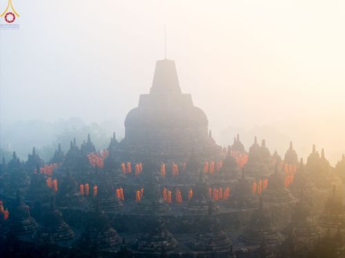 ภาพ No.105114:สามเณรธรรมทายาทชาวอินโดนีเซียกว่า 1,000 รูป นั่งสมาธิ และเวียนประทักษิณ ณ มหาเจดีย์บุโรพุทโธ ประเทศอินโดนีเซีย ในวันที่ 26 ธันวาคม พ.ศ. 2566
