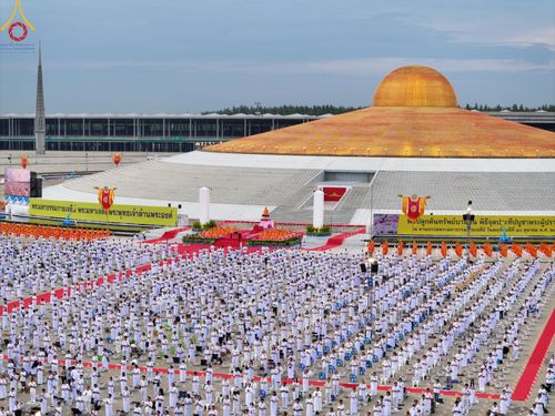 ภาพ No.160375:พิธีปลูกต้นทรัพย์บานชื่น ณ ลานธรรม พระมหาธรรมกายเจดีย์ วัดพระธรรมกาย จ.ปทุมธานี วันพฤหัสบดีที่ 10 ตุลาคม พ.ศ. 2567