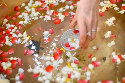 ภาพ No.80221:สาธุชนร่วมสรงน้ำพระและทำบุญ เนื่องในวันสงกรานต์ ณ หอฉันคุณยายอาจารย์ฯ วัดพระธรรมกาย วันที่ 13 เมษายน พ.ศ. 2566