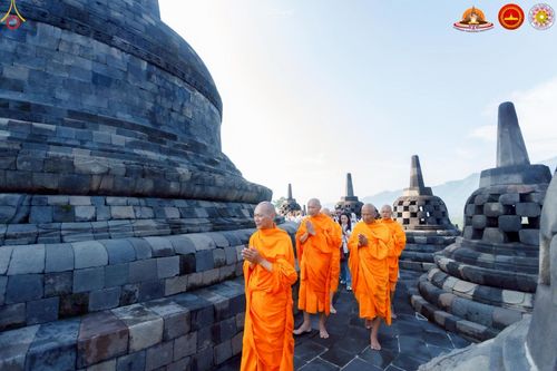 ภาพ No.224431:วันจันทร์ที่ 12 พฤษภาคม พ.ศ. 2568  ชาวพุทธในอินโดนีเซีย ร่วมฉลองวิสาขบูชาจุดประทีปกว่า 200,000 ดวง ณ พระมหาเจดีย์บรมพุทโธ  เจริญพุทธมนต์ถวาย “พระวชิรเกล้าเจ้าอยู่หัว”