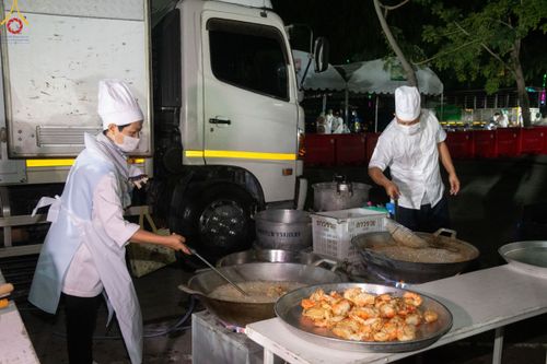 ภาพ No.188865:พิธีถวายภัตตาหารเป็นสังฆทาน แด่พระธรรมยาตรา ในโครงการธรรมยาตรา กตัญญูบูชา มหาปูชนียาจารย์ พระมงคลเทพมุนี(สด จนฺทสโร) พระผู้ปราบมาร ปีที่ 13 ณ อนุสรณ์สถานมหาวิหารพระมงคลเทพมุนี (โลตัสแลนด์) อ.สองพี่น้อง จ.สุพรรณบุรี วันที่ 4 มกราคม พ.ศ.2568