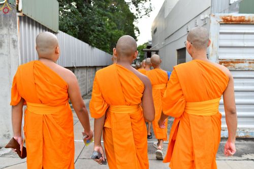 ภาพ No.229631:วันที่ 25 มิถุนายน พ.ศ. 2568 (แรม 15 ค่ำ เดือน 7) พิธีบุพเปตพลี ครั้งที่ 166 ร่วมอุทิศบุญแด่หมู่ญาติที่ล่วงลับไปแล้ว และสืบทอดอายุพระพุทธศาสนา ณ หอฉันคุณยายอาจารย์ฯ วัดพระธรรมกาย