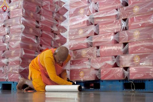 ภาพ No.214287:วันที่ 29 มีนาคม พ.ศ.2568 กิจกรรมใส่ถุงซิปกล่องไทยธรรม เพื่อรักษาความประณีตของกล่องไทยธรรม ในทุกสภาพอากาศ ณ บ้านแก้วเรือนทองคุณยาย วัดพระธรรมกาย