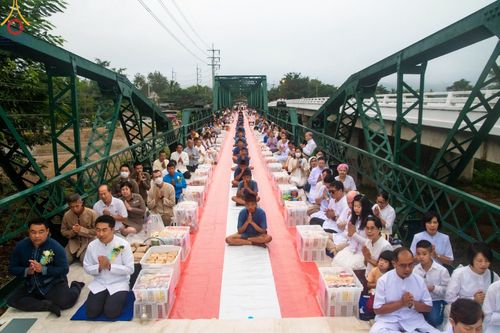 ภาพ No.101971:พิธีตักบาตรพระ 111 รูป ณ สะพานประวัติศาสตร์  อ.ปาย จ.แม่ฮ่องสอน วันอาทิตย์ที่ 10 ธันวาคม พ.ศ. 2566