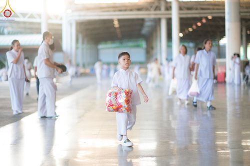 ภาพ No.150952:พิธีตักบาตร ในวันอาทิตย์ต้นเดือน วันที่ 1 กันยายน พ.ศ. 2567 ณ สภาธรรมกายสากล วัดพระธรรมกาย