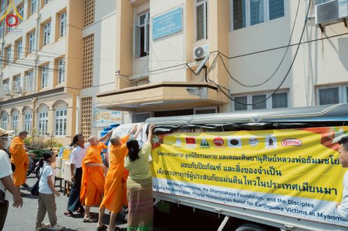 ภาพ No.220258:วันที่ 17 เมษายน พ.ศ. 2568 ผู้แทนวัดพระธรรมกาย ลงพื้นที่เยียวยา ซับน้ำตาเหยื่อแผ่นดินไหวมัณฑะเลย์