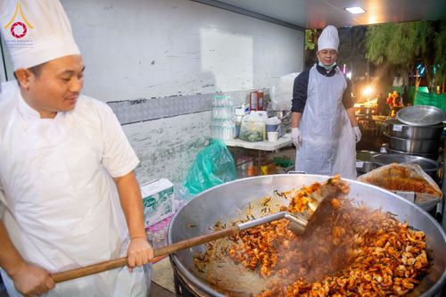 ภาพ No.194325:พิธีถวายภัตตาหารเป็นสังฆทาน แด่พระธรรมยาตรา ณ อนุสรณ์สถานมหาวิหารพระมงคลเทพมุนี (โลตัสแลนด์) อ.สองพี่น้อง จ.สุพรรณบุรี ในโครงการธรรมยาตรา กตัญญูบูชา มหาปูชนียาจารย์ พระมงคลเทพมุนี(สด จนฺทสโร) พระผู้ปราบมาร ปีที่ 13 วันที่ 13 มกราคม พ.ศ.2568
