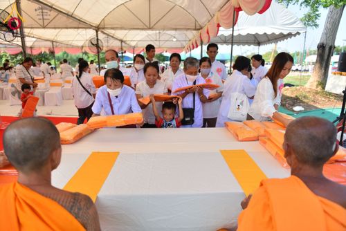 ภาพ No.131465:พิธีทอดผ้าป่ายกค้ำฟ้ามหามงคล อาคาร 80 ปี หลวงพ่อธัมมชโย ณ ศูนย์ปฏิบัติธรรมวิหารแดง ต.เจริญธรรม อ.วิหารแดง จ.สระบุรี วันที่ 17 มีนาคม พ.ศ. 2567