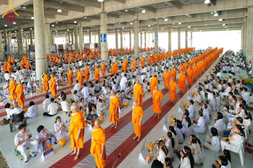 ภาพ No.62512:พิธีถวายบาตรเเละไทยธรรม ในโครงการอุปสมบทหมู่ บูชาธรรมหลวงพ่อธัมมชโย พ.ศ.2567 ณ ลานธรรม พระมหาธรรมกายเจดีย์ วันที่ 13 เมษายน พ.ศ.2567