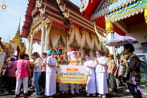 พิธีทอดกฐิน ณ วัดคุ้งกร่างภาราม ต.บางตลาด อ.คลองเขื่อน จ.ฉะเชิงเทรา ในโครงการกฐินสามัคคีทั่วไทย 30,000 วัด บูชาธรรม 80 ปี หลวงพ่อธัมมชโย โดยคณะศิษยานุศิษย์วัดพระธรรมกาย วันที่ 27 ตุลาคม พ.ศ. 2567