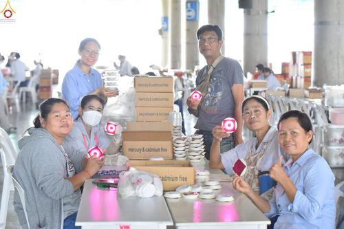 ภาพ No.239936:วันที่ 20-23 สิงหาคม พ.ศ. 2568 การเตรียมงานวันธรรมชัย ใส่ถ่านประทีป LED ที่วิหารคด 7 และ 25 วัดพระธรรมกาย