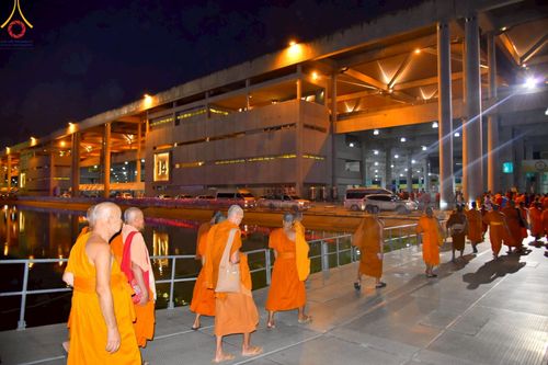 ภาพ No.219228:บรรยากาศการเดินทางเข้าวัดพระธรรมกาย , การต้อนรับปฏิสันถาร , การฉันภัตตาหารเช้า , การลงทะเบียนพระสังฆาธิการ  เนื่องในวันคุ้มครองโลก พิธีถวายมหาสังฆทานคณะสงฆ์ 40,000 กว่าวัดทั่วประเทศ ณ วัดพระธรรมกาย
