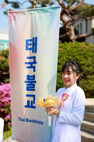 ภาพ No.229511:วันเสาร์ที่ 26 เมษายน พ.ศ. 2568 คณะพระภิกษุสามเณรในโครงการบรรพชาหมู่ 81 รูป  วัดภาวนาโซล ประเทศเกาหลีใต้ ได้ร่วมกับคณะสาธุชนคนไทยในเกาหลีใต้  ร่วมกันเดินขบวนอัญเชิญโคมดอกบัว  เพื่อบูชาแด่องค์สมเด็จพระสัมมาสัมพุทธเจ้า  ในงานเทศกาลวิสาขบูชานานาชาติ ประจำปี