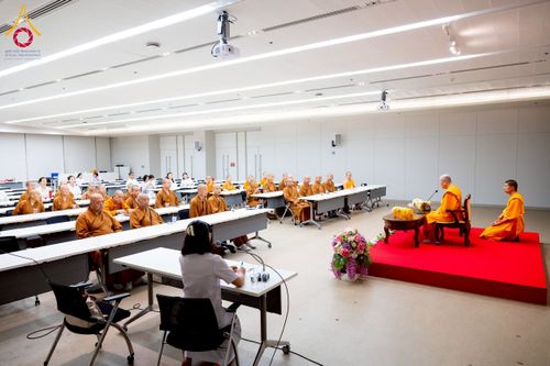 ภาพ No.222896:วันที่ 23 เมษายน พ.ศ. 2568 หลวงพ่อทัตตชีโวต้อนรับคณะสงฆ์จีน ณ อาคาร 100 ปี คุณยายมหารัตนอุบาสิกาจันทร์ ขนนกยูง วัดพระธรรมกาย