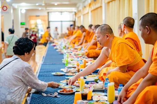 ภาพ No.170801:พิธีทอดกฐิน ณ วัดคูหาสวรรค์ จ.ราชบุรี ในโครงการกฐินสามัคคีทั่วไทย 30,000 วัด บูชาธรรม 80 ปี หลวงพ่อธัมมชโย โดยคณะศิษยานุศิษย์วัดพระธรรมกาย วันที่ 27 ตุลาคม พ.ศ. 2567