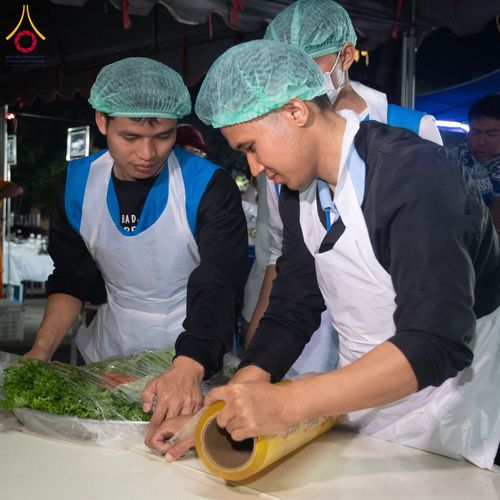 ภาพ No.194857:พิธีถวายภัตตาหารเป็นสังฆทาน แด่พระธรรมยาตรา ณ อนุสรณ์สถานมหาวิหารพระมงคลเทพมุนี (โลตัสแลนด์) อ.สองพี่น้อง จ.สุพรรณบุรี ในโครงการธรรมยาตรา กตัญญูบูชา มหาปูชนียาจารย์ พระมงคลเทพมุนี(สด จนฺทสโร) พระผู้ปราบมาร แห่ง ปีที่ 13 วันที่ 14 มกราคม พ.ศ.2568