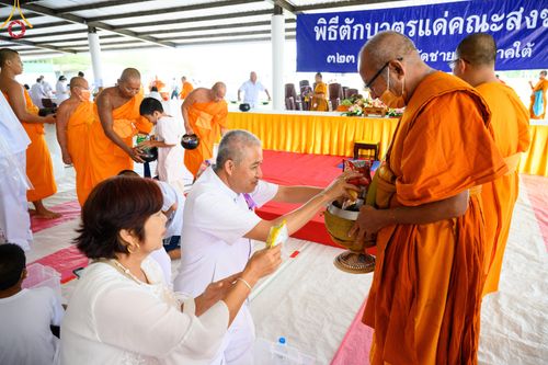 ภาพ No.81204:พิธีถวายสังฆทานแด่คณะสงฆ์ 323 วัด พิธีมอบกองทุนหนุนแรงใจช่วยครูใต้ และพิธีทำบุญอุทิศส่วนกุศลแด่ผู้วายชนม์ในเหตุการณ์ความไม่สงบ ๔ จังหวัดชายแดนภาคใต้  ปีที่ 19 ครั้งที่ 162 วันเสาร์ที่ 27 พฤษภาคม พ.ศ. 2566 ณ ศูนย์ปฏิบัติธรรมภาคใต้ อ.บางกล่ำ จ.สงขลา