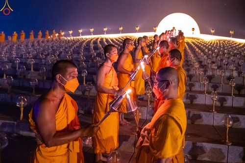ภาพ No.90257:พิธีจุดประทีป 20,000 ดวง บูชาพระมหาธรรมกายเจดีย์ และบูชาพระมงคลเทพมุนี(สด จนฺทสโร) พระผู้ปราบมาร วันอังคารที่ 10 ตุลาคม พ.ศ. 2566 ณ ลานธรรมพระมหาธรรมกายเจดีย์ วัดพระธรรมกาย จ.ปทุมธานี