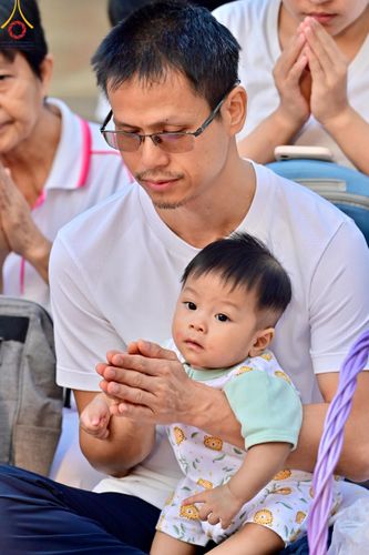 ภาพ No.107432:พิธีตักบาตรพระธรรมยาตราฯ ในโครงการธรรมยาตรากตัญญูบูชา มหาปูชนียาจารย์ พระมงคลเทพมุนี(สด จนฺทสโร) พระผู้ปราบมาร ปีที่ 12 ณ อนุสรณ์สถานมหาวิหารพระมงคลเทพมุนี อ.สองพี่น้อง จ.สุพรรณบุรี วันที่ 7 มกราคม พ.ศ. 2567