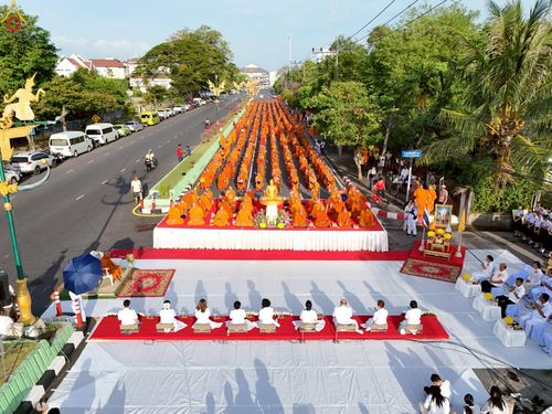 ภาพ No.235208:วันอาทิตย์ที่ 27 กรกฎาคม พ.ศ. 2568 พิธีตักบาตรพระ1,000 รูป ทำบุญเมืองพัทลุง ประธานสงฆ์ พระปริยัติวชิโรดม  เจ้าคณะจังหวัดพัทลุง ประธานฆราวาส นายรัฐศาสตร์ ชิดชู  ผู้ว่าราชการจังหวัดพัทลุง