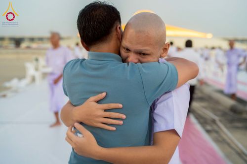 ภาพ No.274806:วันอาทิตย์ที่ 30 พฤศจิกายน พ.ศ. 2568 พิธีปลงผม โครงการอุปสมบทบูชาธรรมมหาปูชนียาจารย์ ปี 2568 ณ ลานธรรมพระมหาธรรมกายเจดีย์ ฝั่งทิศตะวันตก ระหว่างวิหารคดหมายเลข 8 และ 9 วัดพระธรรมกาย