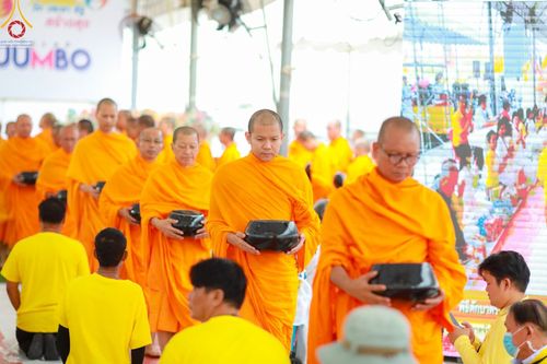 ภาพ No.146499:มหาสังฆทานถวายเป็นพุทธบูชาครั้งยิ่งใหญ่ โครงการทำบุญตักบาตร เพื่อถวายเป็นพระราชกุศล เนื่องในโอกาสมหามงคลเฉลิมพระชนมพรรษา พระบาทสมเด็จพระเจ้าอยู่ห้วฯ ทรงเจริญพระชนมพรรษา 6 รอบ 72 พรรษา