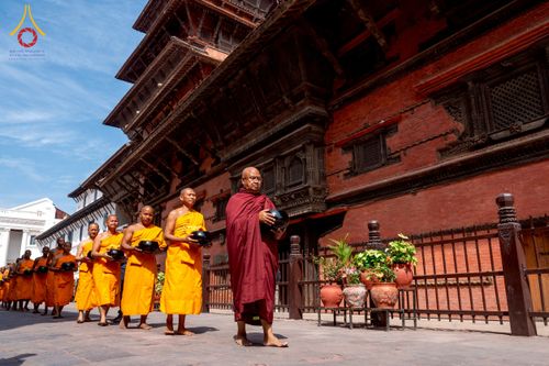 ภาพ No.213165:วันที่ 17 - 18 มีนาคม พ.ศ. 2568 คณะสงฆ์และสามเณรเดินบิณฑบาต รอบเมืองในพื้นที่ วัดสยมภูวนาถและราชวังปาตัน ณ เมืองกาฐมาณฑุ ประเทศเนปาล