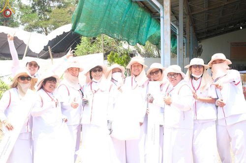 ภาพ No.130060:V.34 เพื่อธรรมเพื่อบางกล่ำ การรับบุญของเจ้าหน้าที่หน่วยงานต่างๆ  เพื่องานธรรมยาตราอัญเชิญพระบรมสารีริกธาตุ ประดิษฐาน ณ มหารัตนเจดีย์สิริปทุมสวรรค์ (เจดีย์อริยพุทธะ 5 พระองค์) ณ ศูนย์ปฏิบัติธรรมภาคใต้ อ.บางกล่ำ จ.สงขลา ระหว่างวันที่ 9-10 มีนาคม พ.ศ. 2567