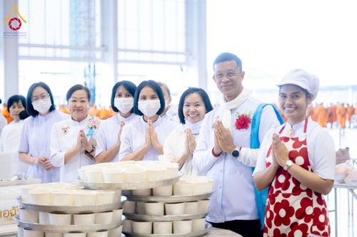 ภาพ No.202740:พิธีถวายภัตตาหารเป็นสังฆทาน แด่พระธรรมยาตรา ณ วัดพระธรรมกาย ตำบลคลองสาม อำเภอคลองหลวง จังหวัดปทุมธานี ในโครงการธรรมยาตรา กตัญญูบูชา มหาปูชนียาจารย์ พระมงคลเทพมุนี(สด จนฺทสโร) พระผู้ปราบมาร อนุสรณ์สถาน 7 แห่ง ปีที่ 13 วันที่ 28 มกราคม พ.ศ. 2568