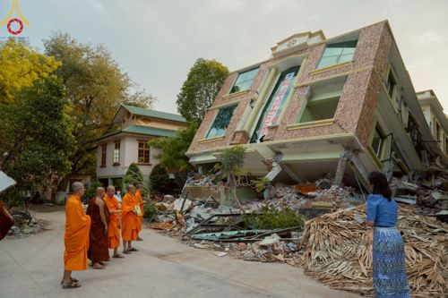 ภาพ No.220360:วันที่ 17 เมษายน พ.ศ. 2568 ผู้แทนวัดพระธรรมกาย ลงพื้นที่เยียวยา ซับน้ำตาเหยื่อแผ่นดินไหวมัณฑะเลย์