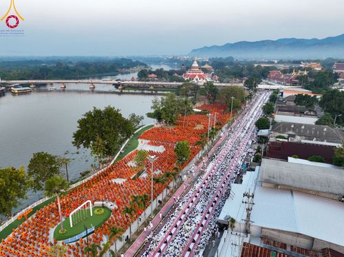 ภาพ No.101875:ตักบาตรพระ 10,000 รูป เติมบุญให้แผ่นดิน เนื่องในโอกาส 192 ปี จังหวัดกาญจนบุรี หนึ่งในโครงการตักบาตรพระ 2,000,000 รูป  77 จังหวัดทุกวัดทั่วไทย วันจันทร์ที่ 11 ธันวาคม พ.ศ. 2566 บริเวณถนนสองแคว (SKY WALK) เมืองกาญจนบุรี