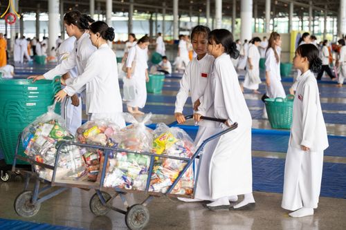 ภาพ No.136620:พิธีตักบาตร พิธีบูชาข้าวพระ ในวันอาทิตย์ต้นเดือนที่ 5 พฤษภาคม พ.ศ. 2567 ณ วัดพระธรรมกาย จ.ปทุมธานี