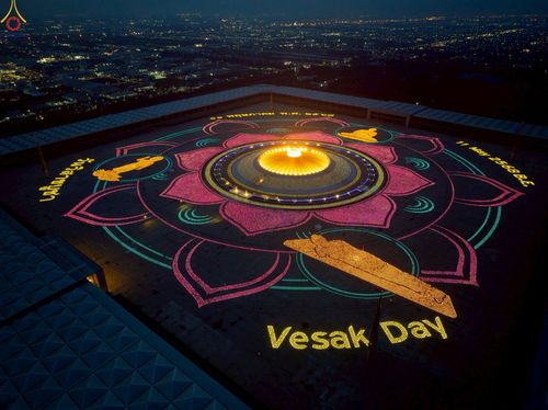 ภาพ No.224018:วันวิสาขบูชา วันอาทิตย์ที่ 11 พฤษภาคม พ.ศ. 2568 พิธีจุดวิสาขประทีป ,  พิธีเวียนประทักษิณรอบพระมหาธรรมกายเจดีย์ , พิธีฉลองชัยสวดมนต์บทธัมมจักกัปปวัตตนสูตร ครบ 7,357,000,000 จบ ณ มหารัตนวิหารคด วัดพระธรรมกาย