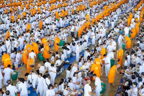 ภาพ No.243534:วันที่ 7 กันยายน พ.ศ. 2568 พิธีตักบาตร ข้าวสารอาหารแห้ง ในวันครูผู้ค้นพบวิชชาธรรมกาย ณ บ้านแก้วเรือนทองคุณยายฯ สภาธรรมกายสากล วัดพระธรรมกาย