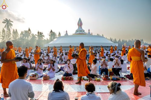 ภาพ No.110300:พิธีตักบาตรพระธรรมยาตราฯ ในโครงการธรรมยาตรากตัญญูบูชา มหาปูชนียาจารย์ พระมงคลเทพมุนี(สด จนฺทสโร) พระผู้ปราบมาร ปีที่ 12 ณ อนุสรณ์สถานลำดับที่ 2 สถานที่ตั้งมโนปณิธานบวชตลอดชีวิต อนุสรณ์สถานบางนางแท่น จ.นครปฐม วันที่ 11 มกราคม พ.ศ. 2567