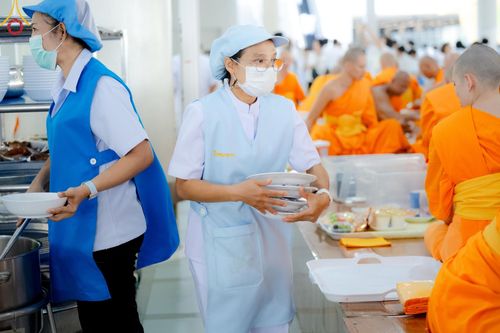 ภาพ No.143238:พิธีถวายภัตตาหารเพื่อเป็นกำลังแห่งการเข้าถึงธรรม ของพระภิกษุสามเณร วัดพระธรรมกาย วันเสาร์ที่ 6 กรกฏาคม พ.ศ. 2567 ณ หอฉันคุณยายอาจารย์ วัดพระธรรมกาย จ.ปทุมธานี