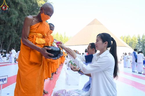 ภาพ No.107592:พิธีตักบาตรพระธรรมยาตราฯ ในโครงการธรรมยาตรากตัญญูบูชา มหาปูชนียาจารย์ พระมงคลเทพมุนี(สด จนฺทสโร) พระผู้ปราบมาร ปีที่ 12 ณ อนุสรณ์สถานมหาวิหารพระมงคลเทพมุนี อ.สองพี่น้อง จ.สุพรรณบุรี วันที่ 7 มกราคม พ.ศ. 2567