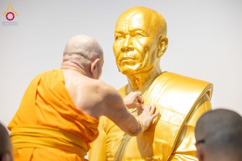 ภาพ No.160857:พิธีเจริญพระพุทธมนต์ และปิดแผ่นทองรูปเหมือน พระเดชพระคุณพระมงคลเทพมุนี (สด จนฺทสโร) พระผู้ปราบมาร จำนวน 3 องค์ วันเสาร์ที่ 5 ตุลาคม พ.ศ. 2567 ณ อาคารปลูกศรัทธา 2 (ชานชลาเดิม) วัดพระธรรมกาย อ.คลองหลวง จ.ปทุมธานี