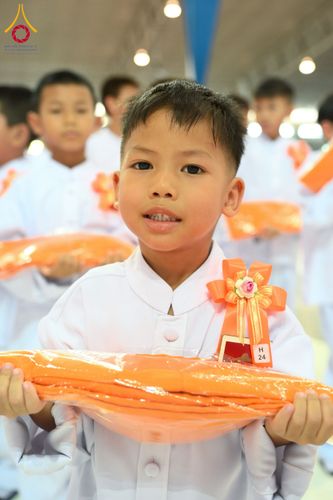 ภาพ No.215445:วันอาทิตย์ต้นเดือนที่ 6 เมษายน พ.ศ. 2568 ขบวนอัญเชิญผ้าป่าสมทบ มหาสังฆทาน 40,000 กว่าวัดทั่วประเทศ ณ สภาธรรมกายสากล วัดพระธรรมกาย