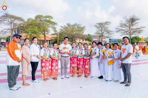 ภาพ No.58174:พิธีตักบาตรพระภิกษุและสามเณร 180 รูป ณ ลานองค์พระสมุทรเจดีย์ จ.สมุทรปราการ วันเสาร์ที่ 27 เมษายน พ.ศ. 2567