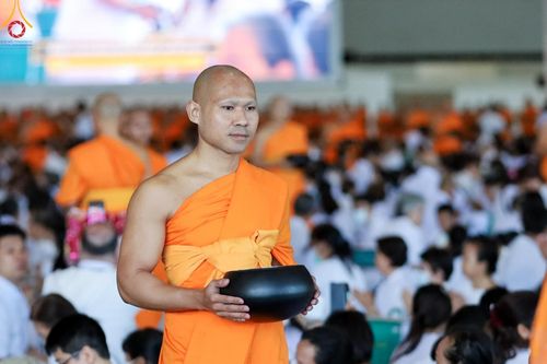 ภาพ No.151055:พิธีตักบาตร ในวันอาทิตย์ต้นเดือน วันที่ 1 กันยายน พ.ศ. 2567 ณ สภาธรรมกายสากล วัดพระธรรมกาย