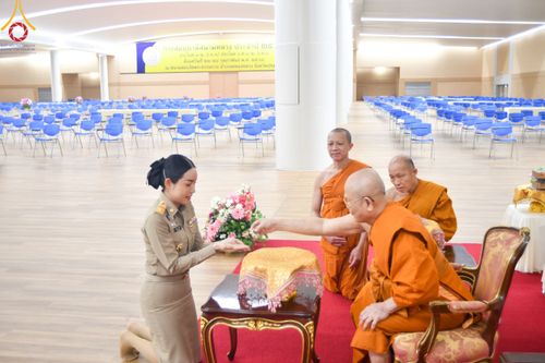 ภาพ No.209009:พระบาทสมเด็จพระเจ้าอยู่หัว ทรงมีพระราชศรัทธาทรงพระกรุณาโปรดเกล้าฯ ให้บำเพ็ญพระราชกุศลถวายภัตตาหารพระราชทาน การสอบบาลีสนามหลวง ณ วัดพระธรรมกาย ย อ.คลองหลวง จ.ปทุมธานี วันที่ 23-24 กุมภาพันธ์ พ.ศ. 2568