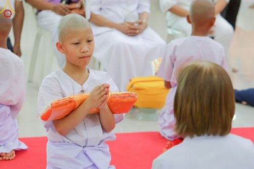 ภาพ No.216243:วันเสาร์ที่ 5 เมษายน พ.ศ. 2568 พิธีตัดปอยผม พิธีขอขมาผู้ปกครอง พิธีขอขมามอบผ้าไตร พิธีบรรพชา พิธีถวายบาตรสามเณร ณ ศูนย์ปฏิบัติธรรมและศูนย์อบรมเยาวชนเพชรบุรี ต.ท่าแลง อ.ท่ายาง จ.เพชรบุรี