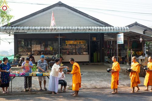 ภาพ No.62307:Photo Story  มหัศจรรย์วัดดงดินแดง Episode 4 กิจกรรมตักบาตรฉลองพระ-เณรกว่า 500 รูป