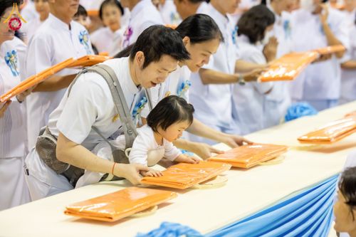 ภาพ No.134359:พิธีทอดผ้าป่าสมทบ มหาสังฆทาน 10,000 วัด ทั่วไทย วันอาทิตย์ต้นเดือนที่ 7 เมษายน พ.ศ.2567 ณ ห้องแก้วสารพัดนึก 1 สภาธรรมกายสากล  วัดพระธรรมกาย จ.ปทุมธานี