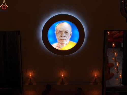 ภาพ No.197203:พิธีจุดประทีปถวายเป็นพุทธบูชา และบูชาธรรมมหาปูชนียาจารย์ ณ วัดโบสถ์(บน) ตำบลบางคูเวียง อำเภอบางกรวย จังหวัดนนทบุรี ในโครงการธรรมยาตรา กตัญญูบูชา มหาปูชนียาจารย์ พระมงคลเทพมุนี(สด จนฺทสโร) พระผู้ปราบมาร อนุสรณ์สถาน 7 แห่ง ปีที่ 13 วันที่ 18 มกราคม พ.ศ. 25