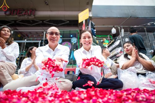 ภาพ No.128253:พิธีอัญเชิญพระบรมสารีริกธาตุ " ใจกลางเมืองนครหาดใหญ่ " เพื่อประดิษฐาน ณ มหารัตนเจดีย์สิริปทุมสวรรค์ (เจดีย์อริยพุทธะ 5 พระองค์) ศูนย์ปฏิบัติธรรมภาคใต้ อ.บางกล่ำ จ.สงขลา  วันที่ 9 มีนาคม พ.ศ.2567 (ชุดที่ 1)